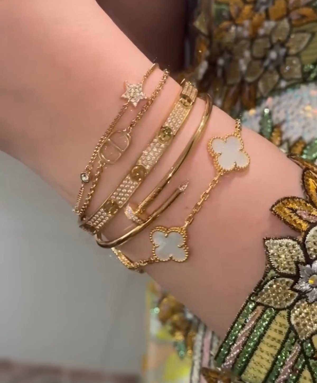 بكج 4 اساور مطلي ذهب