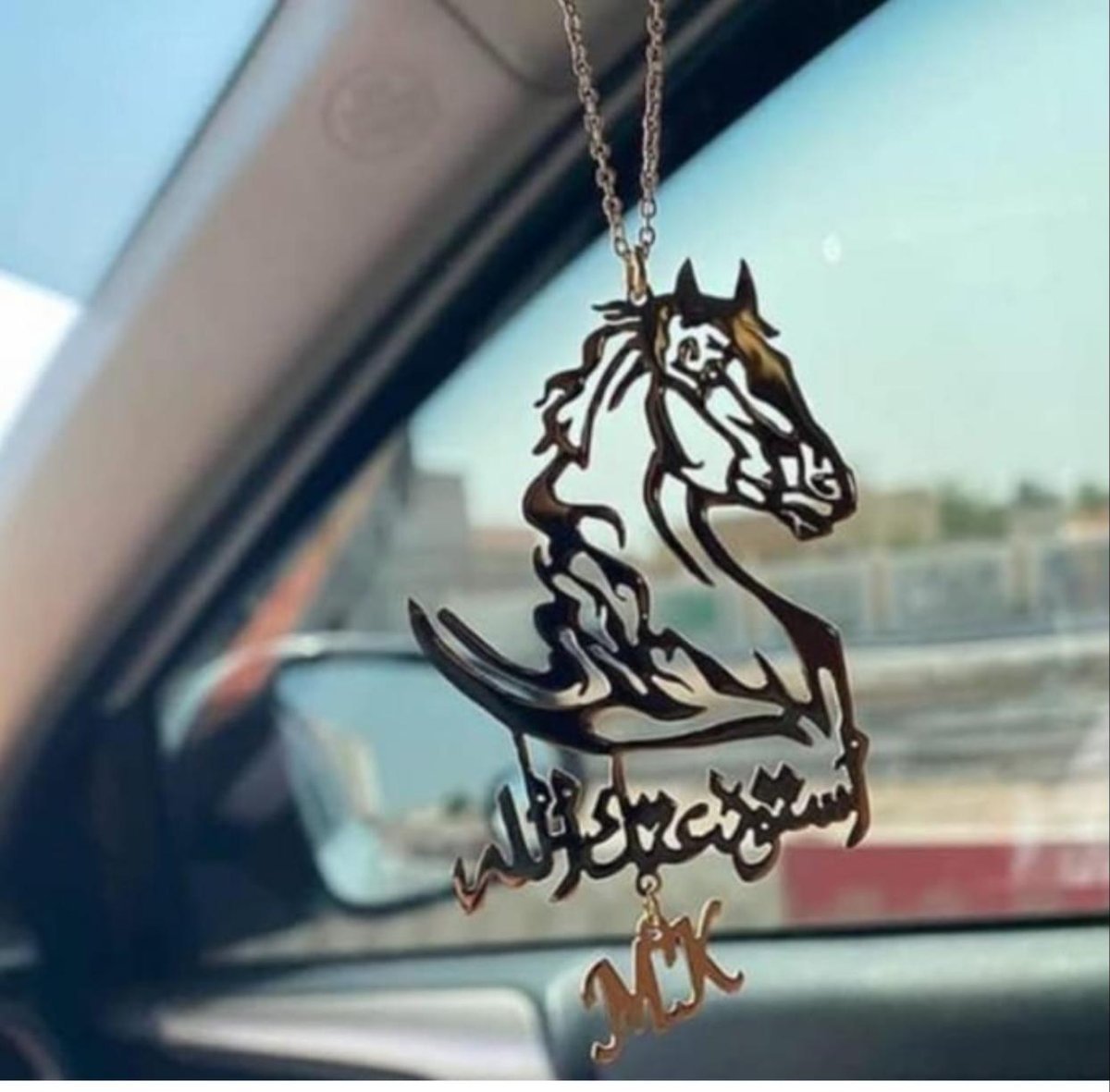 تعليقه سياره مطليه ذهب