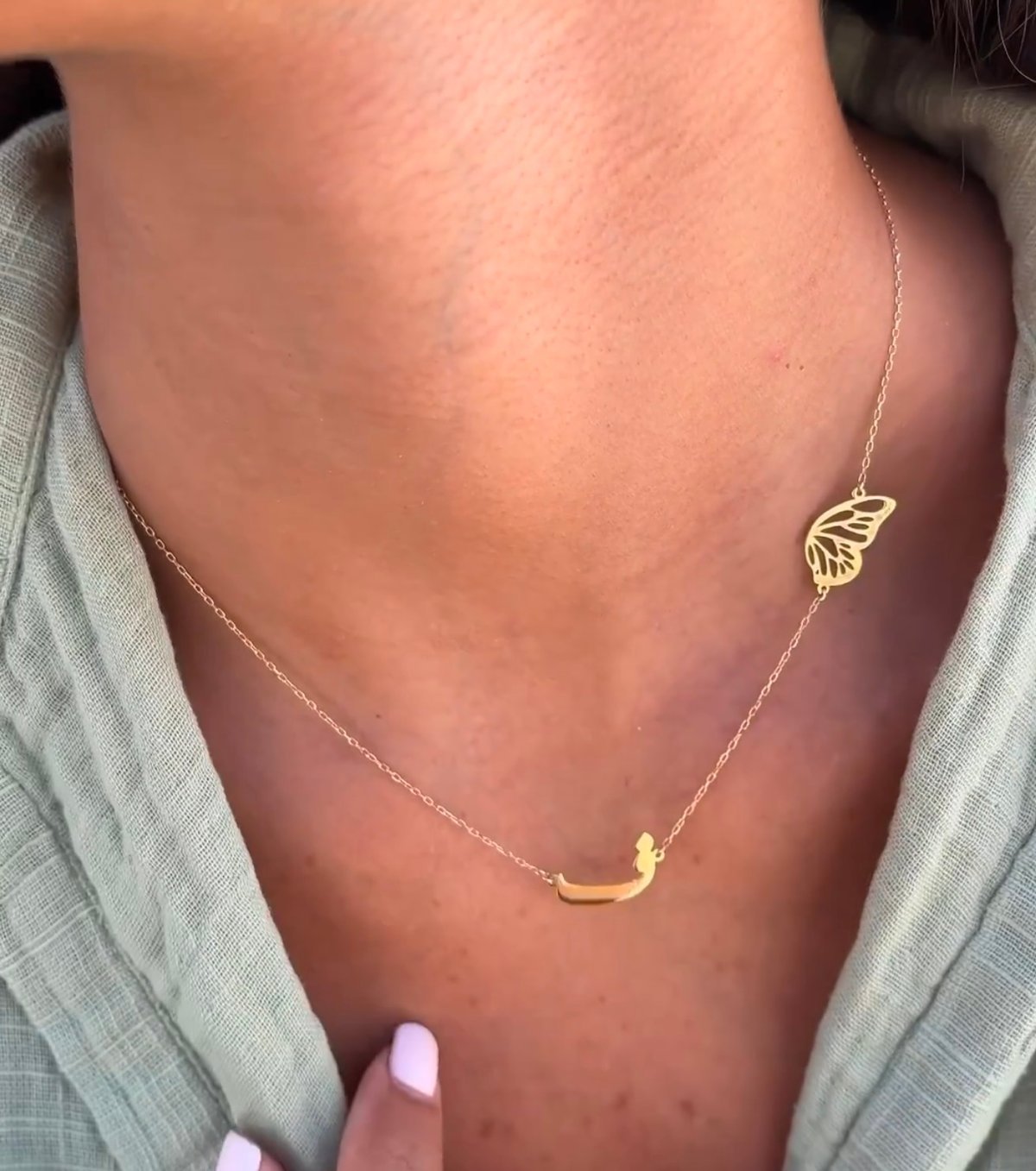 سلسال حرف مع فراشه مطلي ذهب