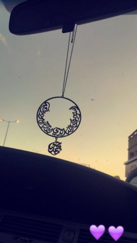 تعليقه سياره مطليه فضه بالاسم
